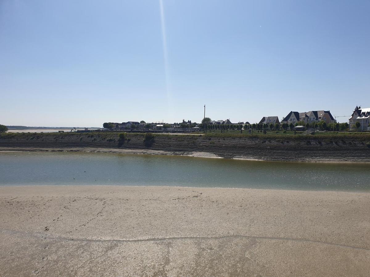 Bed and Breakfast Les Garennes Favieres  Экстерьер фото
